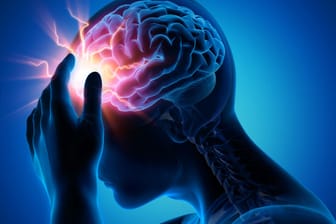 Plötzlich auftretende starke Kopfschmerzen sind immer ein Alarmsignal. die Ursache sollte von einem Arzt abgeklärt werden.
