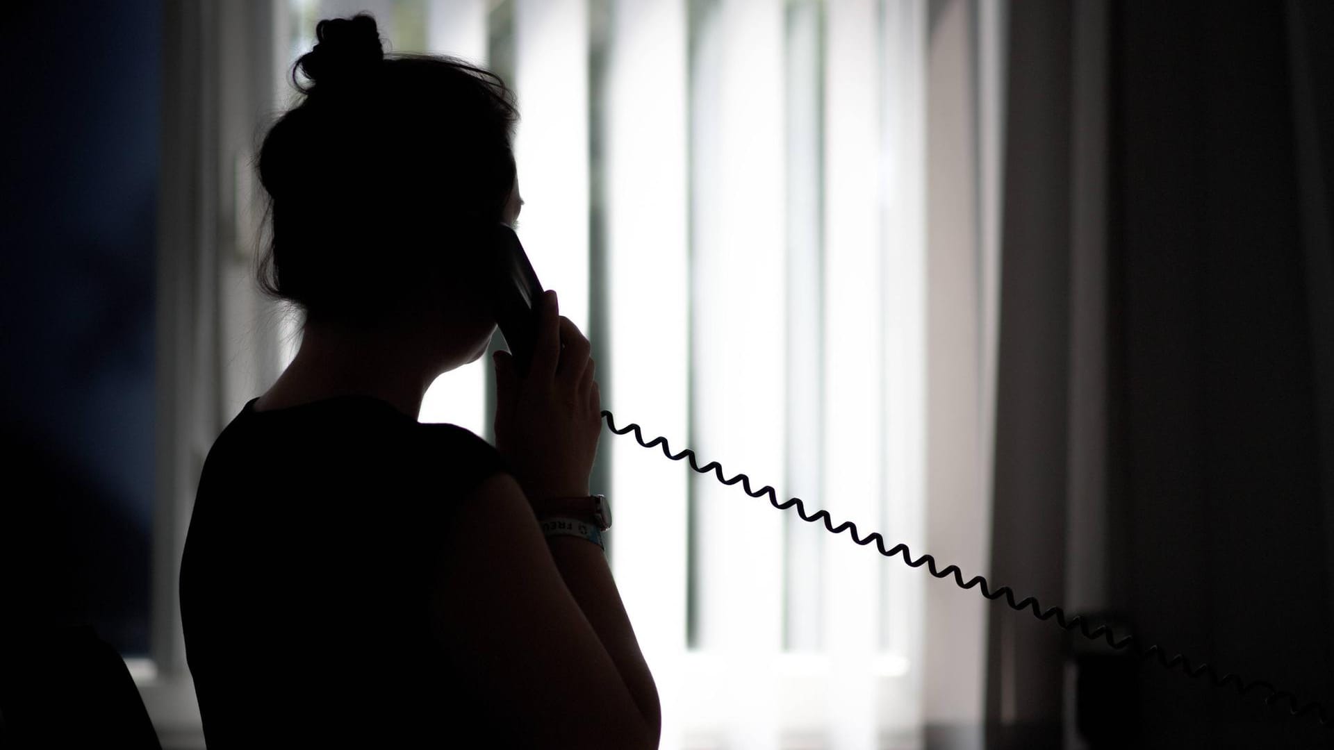 Eine Frau telefoniert (Symbolbild): In Wolfsburg warnt die Polizei vor Betrügern, die sich die Sorge um das Coronavirus zunutze machen könnten.