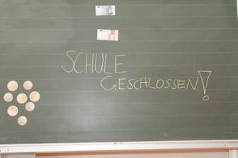 Auf einer Tafel steht "Schule geschlossen": Auch in Hamburg dürfte der Unterricht bald ausfallen.