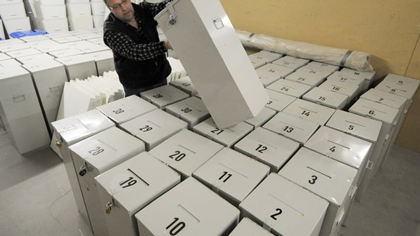 Wahlurnen für die bayerische Kommunalwahl: Alle Parteien haben ihren Wahlkampf wegen der Corona-Krise vor wenigen Tagen beendet oder drastisch heruntergefahren.
