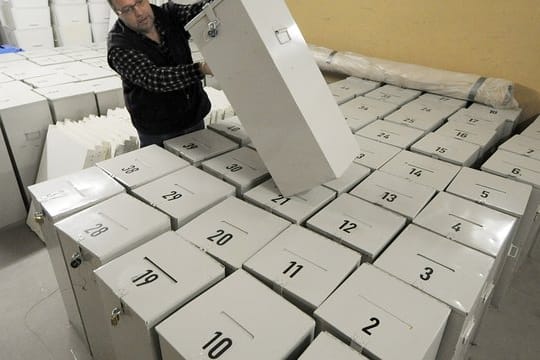 Wahlurnen für die bayerische Kommunalwahl: Alle Parteien haben ihren Wahlkampf wegen der Corona-Krise vor wenigen Tagen beendet oder drastisch heruntergefahren.