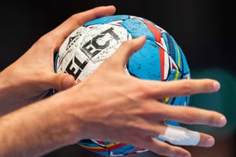 Wegen des Coronavirus kommt auch der Spielbetrieb in den Europapokalwettbewerben sowie der EM-Qualifikation der Frauen-Nationalteams zum Erliegen.