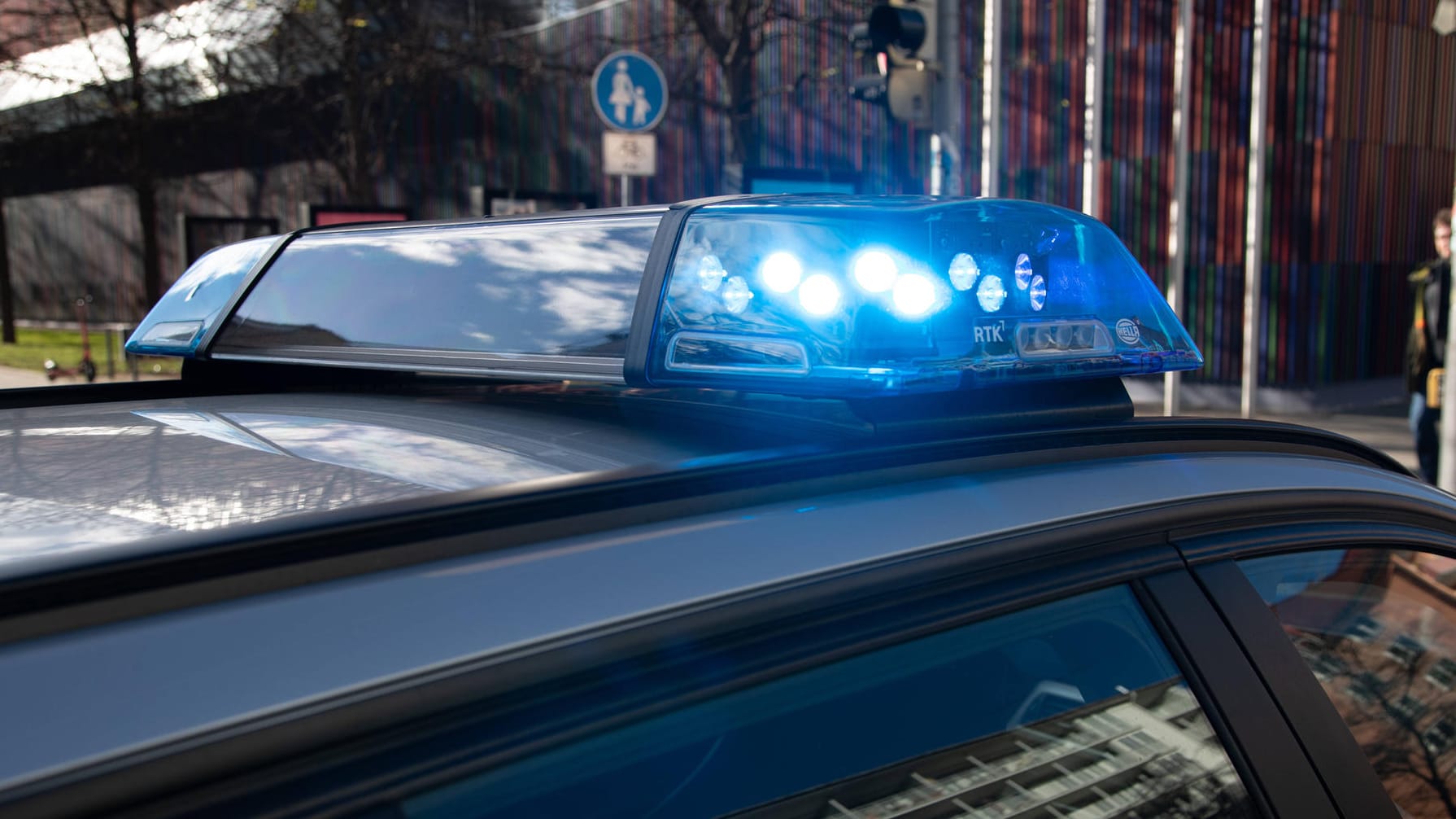 Ein Polizeiwagen im Einsatz: Bei einem Unfall ist ein Mann gestorben, ein weiterer wurde verletzt. (Symbolfoto) Ein Polizeiwagen im Einsatz: Bei einem Unfall ist ein Mann gestorben, ein weiterer wurde verletzt. (Symbolfoto)