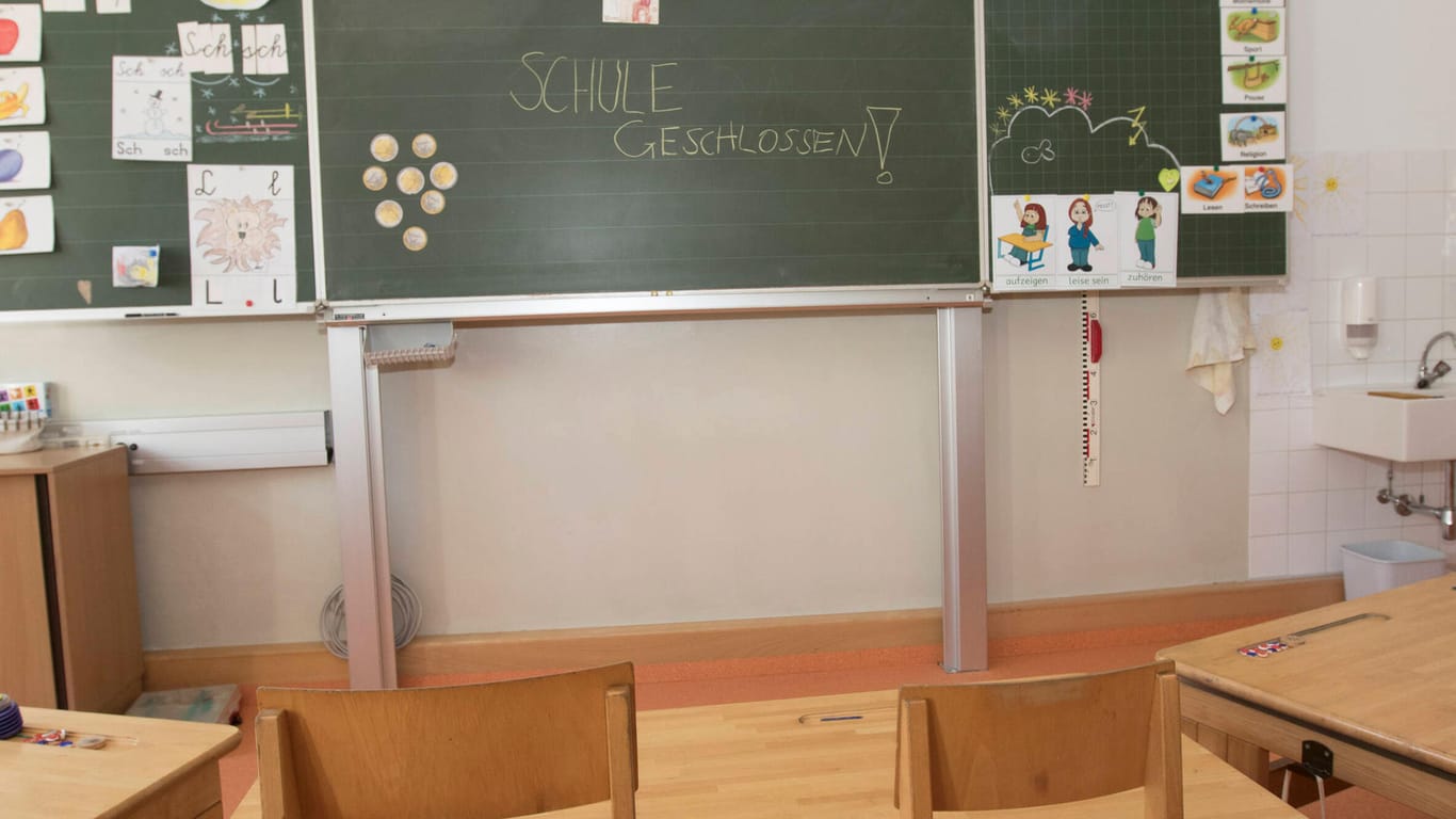 Ein leeres Klassenzimmer: Die Berliner Schulen schließen ab Dienstag.