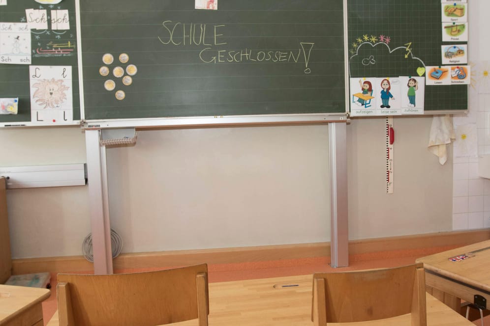 Ein leeres Klassenzimmer: Die Berliner Schulen schließen ab Dienstag.