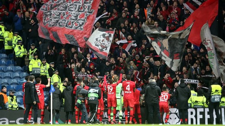 Die Spieler von Bayer Leverkusen feiern in Glasgow mit ihren Fans.