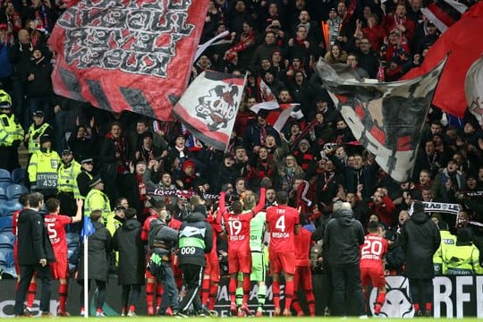 Die Spieler von Bayer Leverkusen feiern in Glasgow mit ihren Fans.