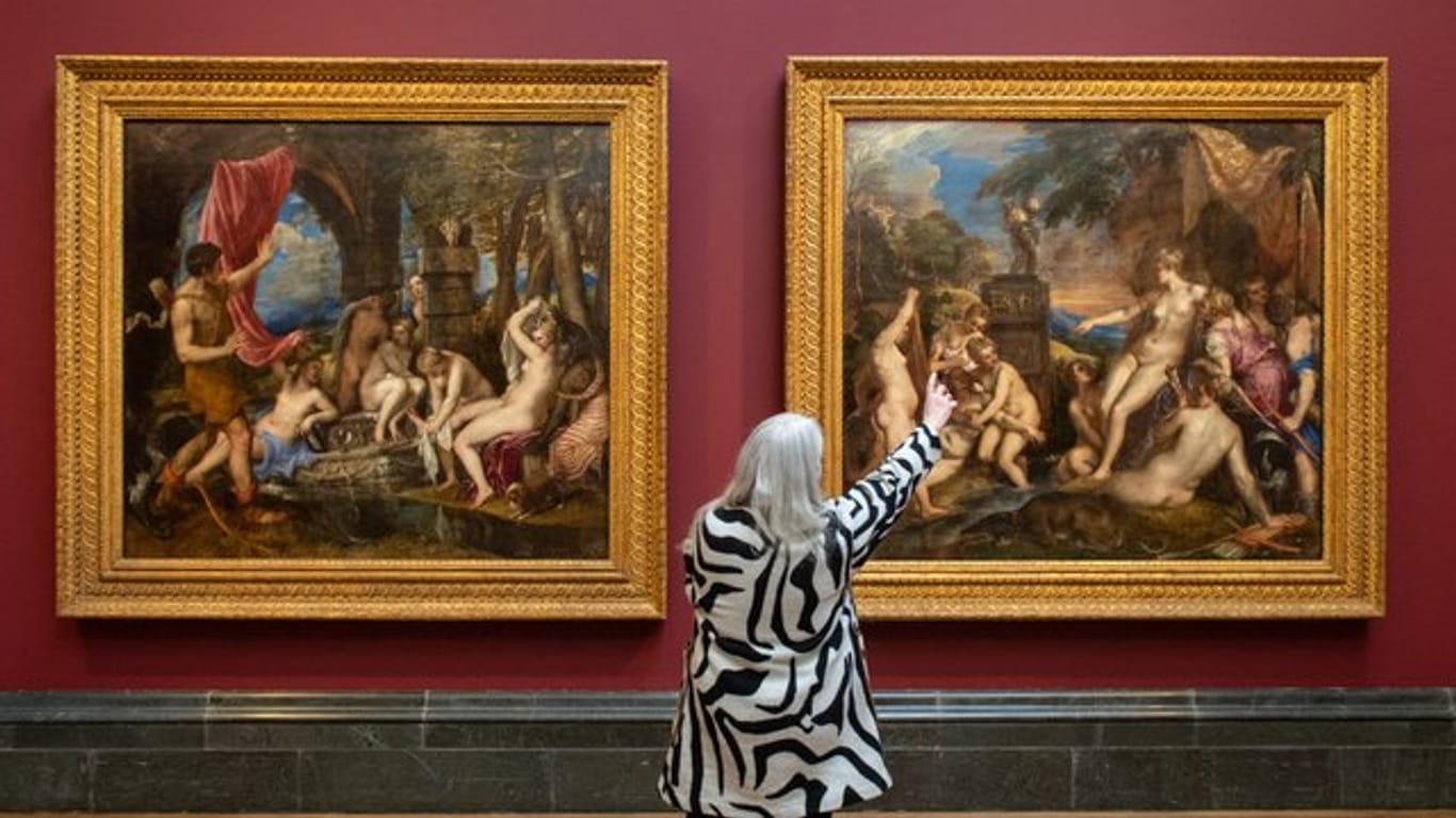 Die Gemälde "Diana und Actaeon" (l) und "Diana und Callisto" in der Ausstellung "Titian: Love, Desire, Death" (Tizian: Liebe, Verlangen, Tod) in der National Gallery.