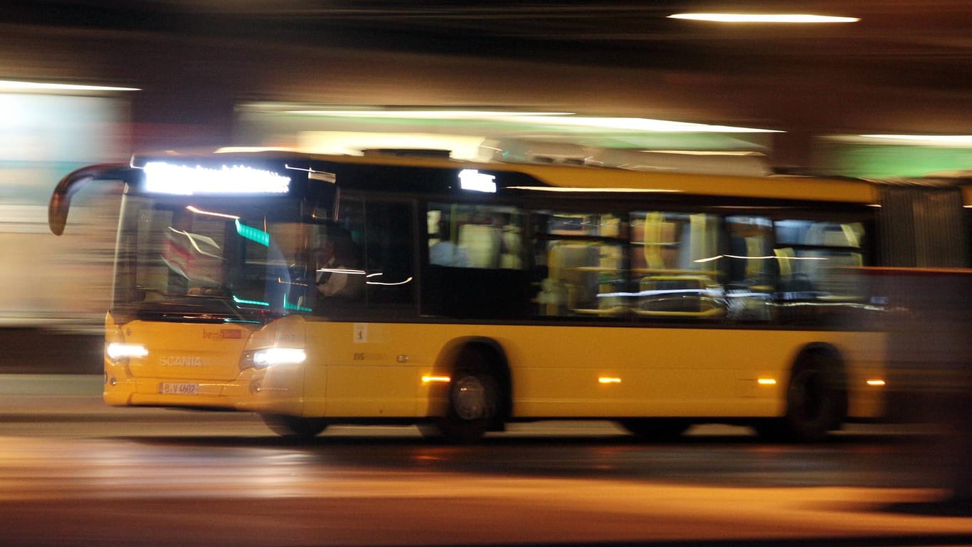 Ein Bus der BVG fährt am Rathaus Spandau vorbei: Ein Mann wurde dort rassistisch bepöbelt.