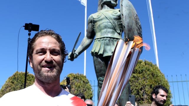 US-Schauspieler Gerard Butler in Sparta mit der olympischen Fackel.