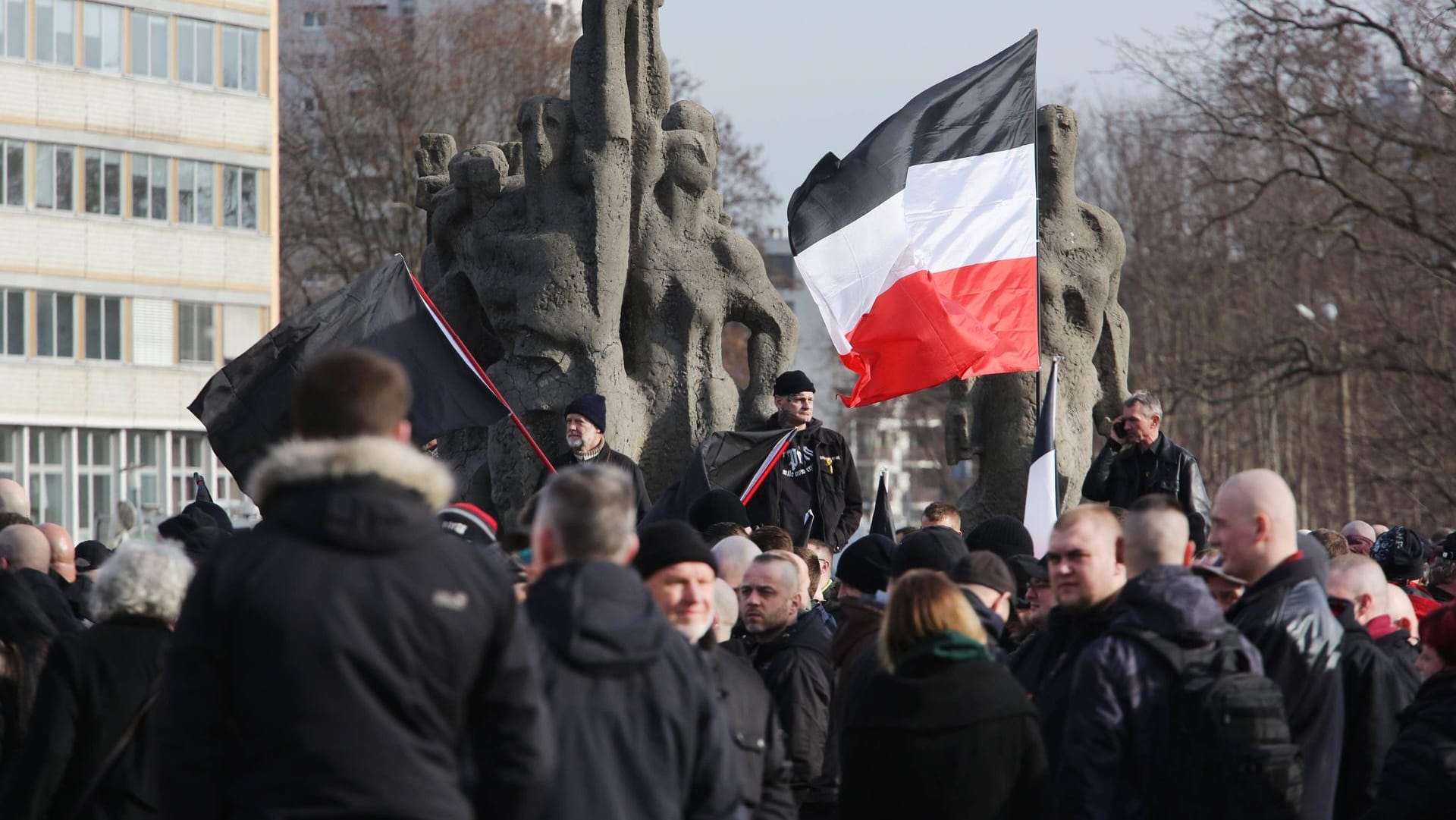 Neonazi-Demonstration in Dresden: Die Zahl Rechtsextremer in Deutschland schätzt der Verfassungsschutz auf 32.000. Neonazi-Demonstration in Dresden: Die Zahl Rechtsextremer in Deutschland schätzt der Verfassungsschutz auf 32.000.