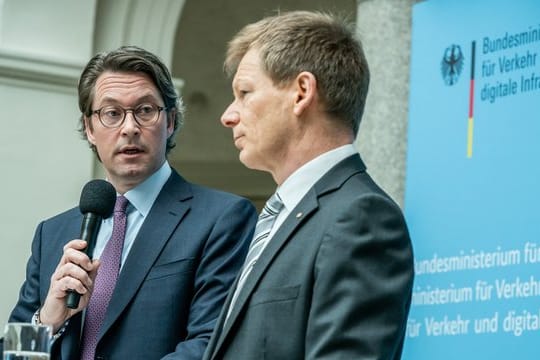Andreas Scheuer (CSU), Bundesminister für Verkehr und digitale Infrastruktur, spricht neben Richard Lutz, Vorsitzender des Vorstands der Deutschen Bahn, zum Umgang der Bahn mit der Coronavirus-Krise.