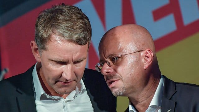 Sie wurden vom Verfassungsschutz explizit als Rechtsextremisten benannt: Der Thüringer AfD-Chef Björn Höcke (l,) und Andreas Kalbitz, Landesvorsitzender der AfD in Brandenburg. Sie wurden vom Verfassungsschutz explizit als Rechtsextremisten benannt: Der Thüringer AfD-Chef Björn Höcke (l,) und Andreas Kalbitz, Landesvorsitzender der AfD in Brandenburg.