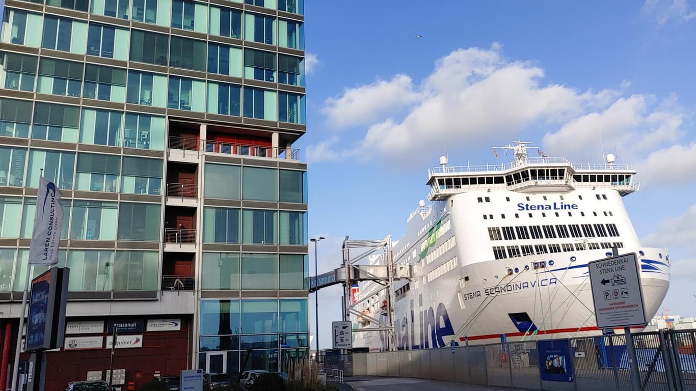 Ein Kreuzfahrtschiff steht in Kiel: Das Coronavirus hat weitreichende Folgen für das Leben in der Stadt.