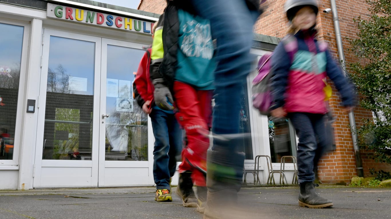 Schulkinder verlassen eine Grundschule: In Kiel bleiben die Schulen vorerst zu.