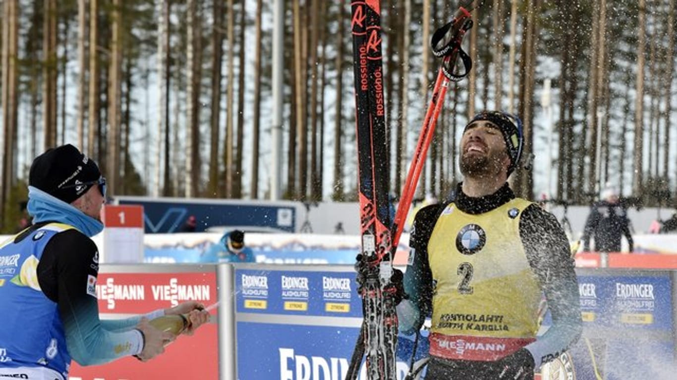 Biathlon-Star Martin Fourcade genoss nach seinem Sieg die Champagner-Dusche.
