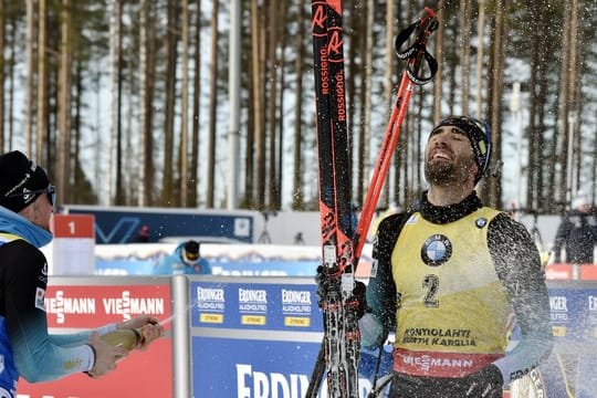 Biathlon-Star Martin Fourcade genoss nach seinem Sieg die Champagner-Dusche.