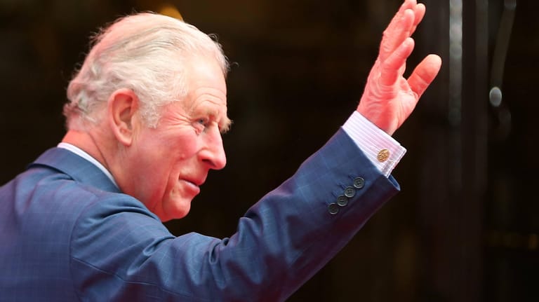 Prinz Charles: Der 71-Jährige hatte Probleme mit der neuen Handschlag-Situation wegen des Coronavirus.