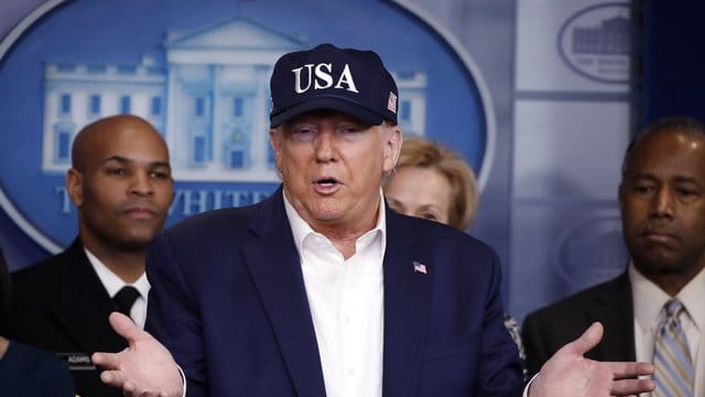 US-Präsident Donald Trump hat sich unter wachsendem Druck auf das Coronavirus testen lassen. US-Präsident Donald Trump hat sich unter wachsendem Druck auf das Coronavirus testen lassen.
