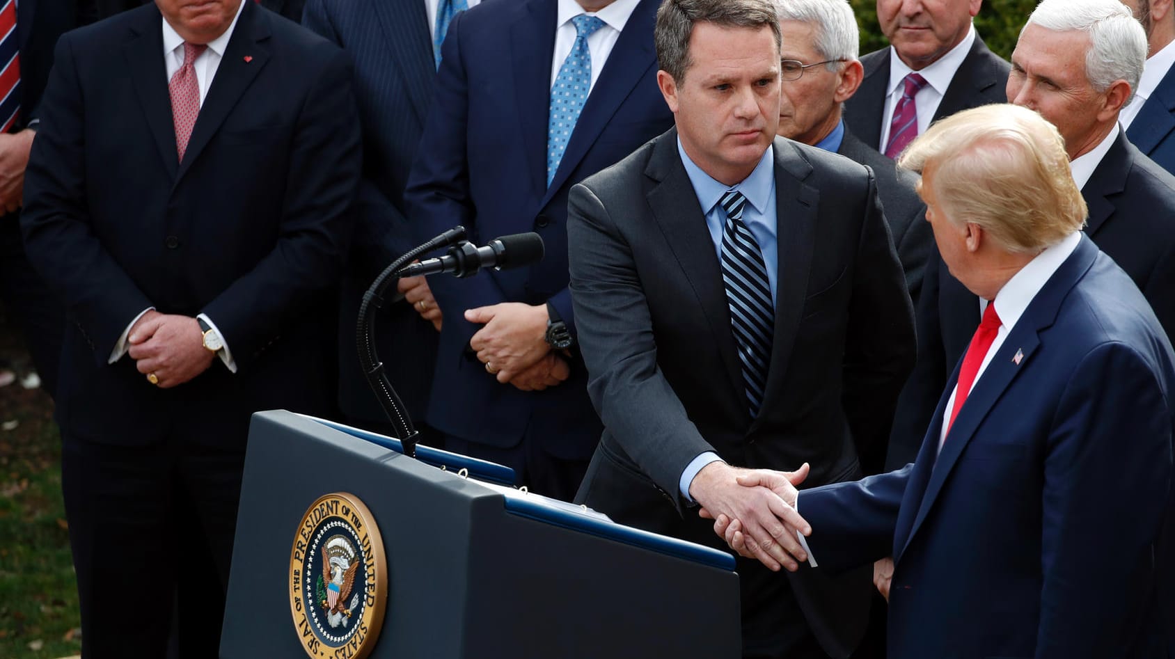 Schlägt Mahnungen der Experten in den Wind: Donald Trump gibt Walmart-Chef Doug McMillon am Freitag die Hand. Schlägt Mahnungen der Experten in den Wind: Donald Trump gibt Walmart-Chef Doug McMillon am Freitag die Hand.