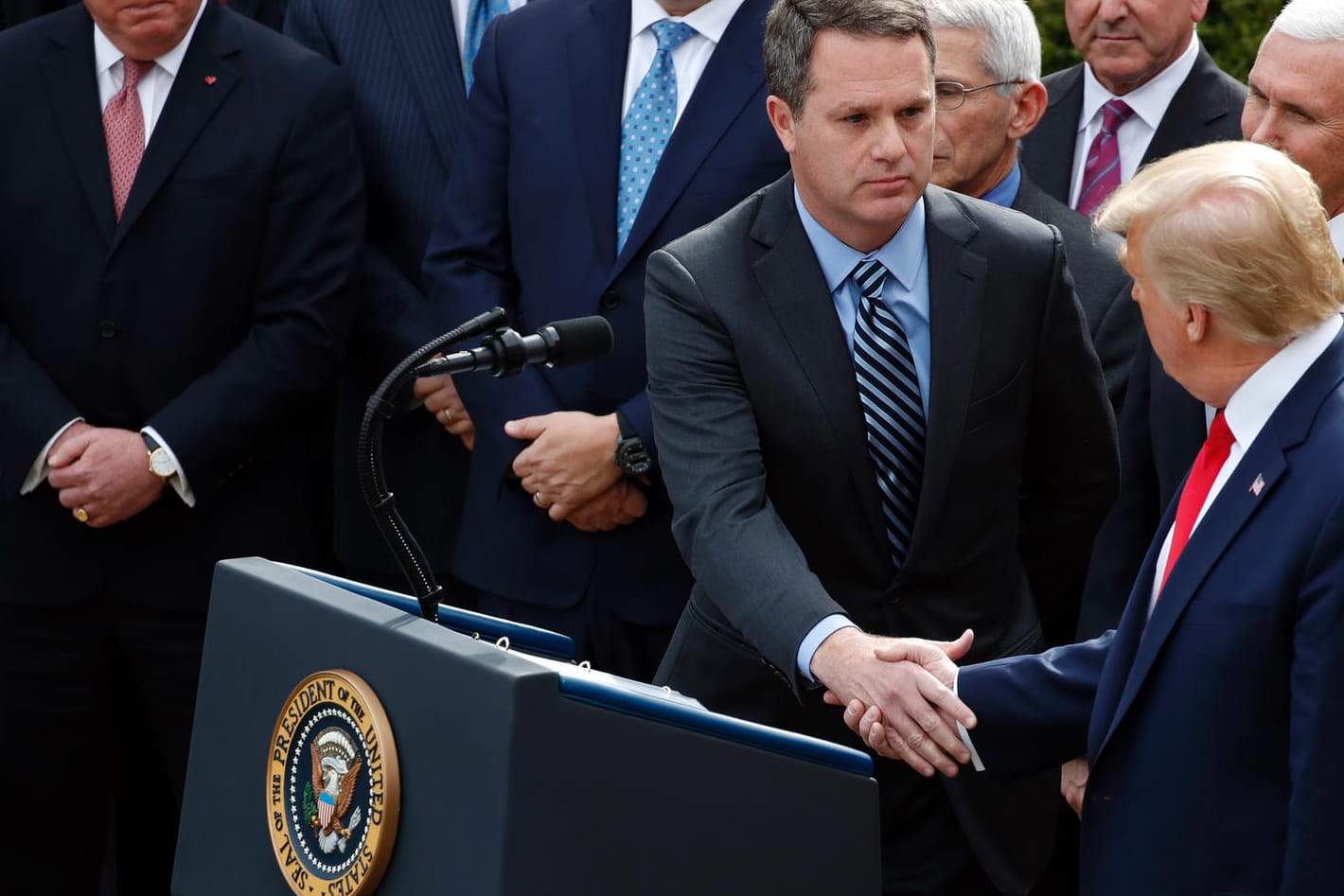 Schlägt Mahnungen der Experten in den Wind: Donald Trump gibt Walmart-Chef Doug McMillon am Freitag die Hand.