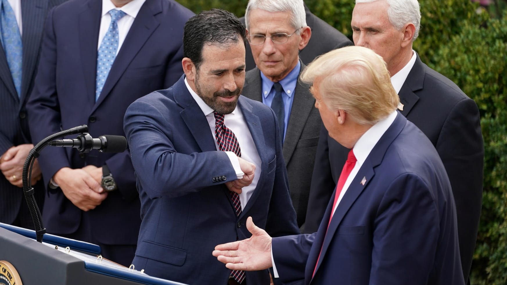 Lieber den Ellbogen: Trump reicht dem Vize-Chef des Gesundheitsdienstleisters LHC Group, Bruce Greenstein, die Hand, der bietet ihm stattdessen seinen Ellbogen an, wie man es derzeit besser tun sollte.