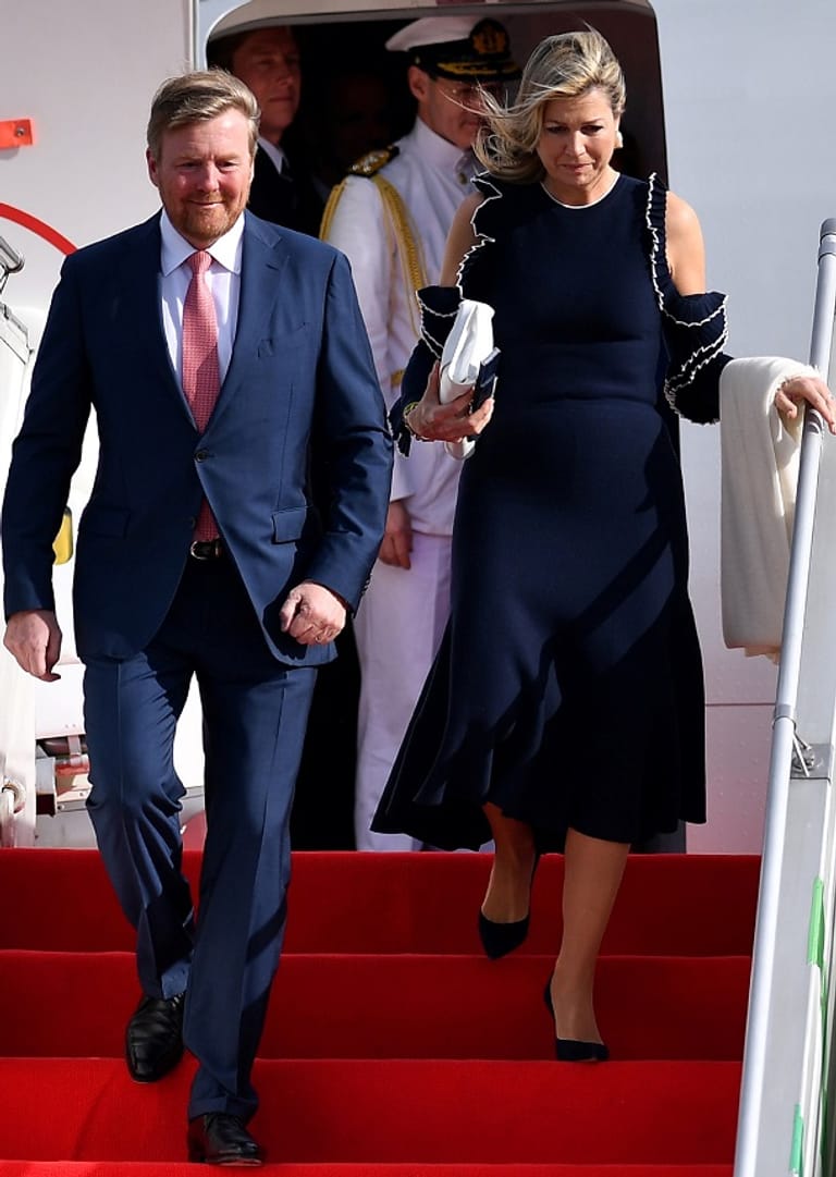 Königin Máxima landet in Indonesien in einem Kleid von Oscar de la Renta.