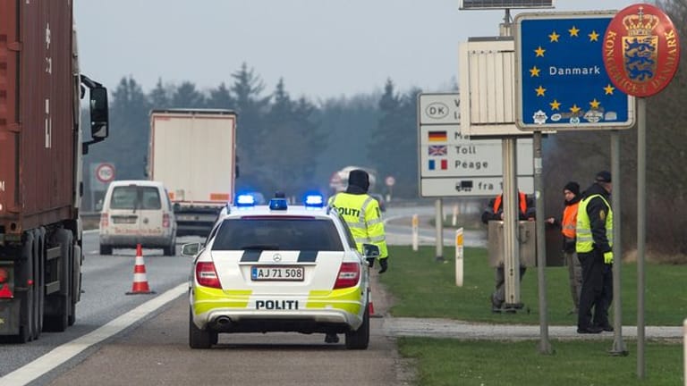 Dänische Polizisten kontrollieren an dem deutsch-dänischen Grenzübergang auf der Autobahn 7 den Verkehr.