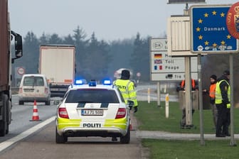Dänische Polizisten kontrollieren an dem deutsch-dänischen Grenzübergang auf der Autobahn 7 den Verkehr.