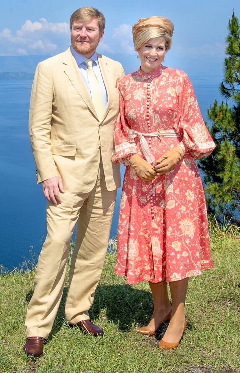 Köngin Máxima posiert vor dem Tobasee in einem lachsfarbenen Kleid.