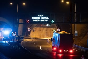 Polizisten stehen vor einem Tunnel auf der Autobahn D8 Dresden - Prag.