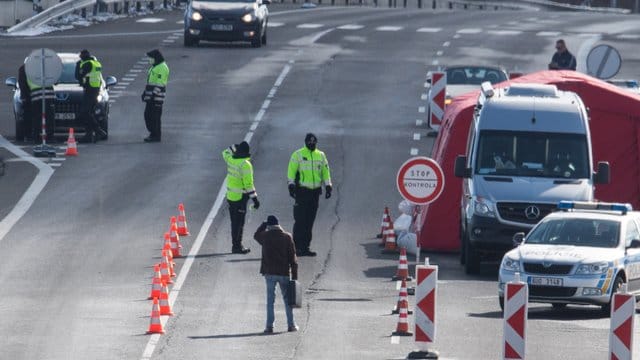 Tschechische Polizisten bei der Einreisekontrolle: Das Land schließt seine Grenzen weitgehend für Ausländer aus mehreren europäischen Ländern. Tschechische Polizisten bei der Einreisekontrolle: Das Land schließt seine Grenzen weitgehend für Ausländer aus mehreren europäischen Ländern.
