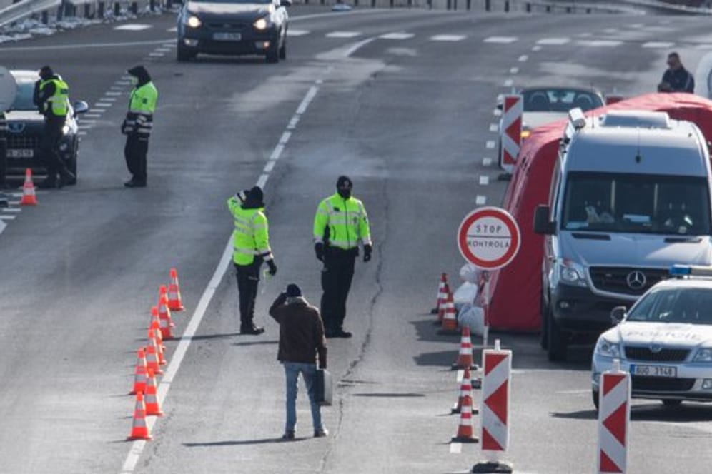 Tschechische Polizisten bei der Einreisekontrolle: Das Land schließt seine Grenzen weitgehend für Ausländer aus mehreren europäischen Ländern.