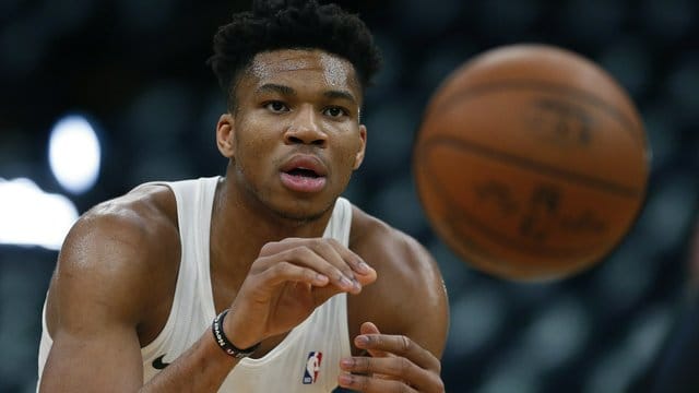 Spendet für die Hallenmitarbeiter der Milwaukee Bucks: NBA-Star Giannis Antetokounmpo. Spendet für die Hallenmitarbeiter der Milwaukee Bucks: NBA-Star Giannis Antetokounmpo.