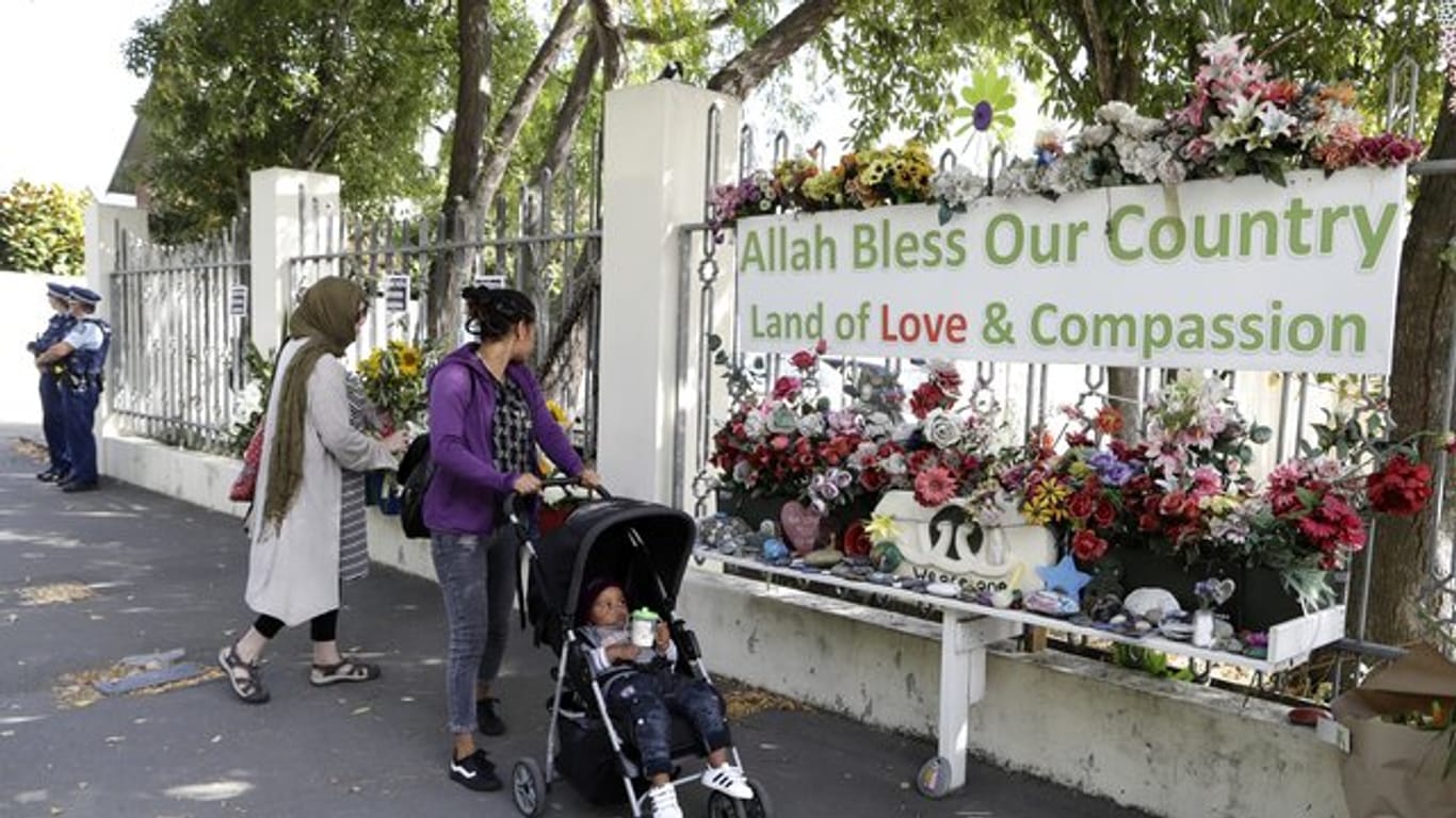In Christchurch erinnern Blumen an die Opfer der Terroranschläge auf zwei Moscheen im März 2019.