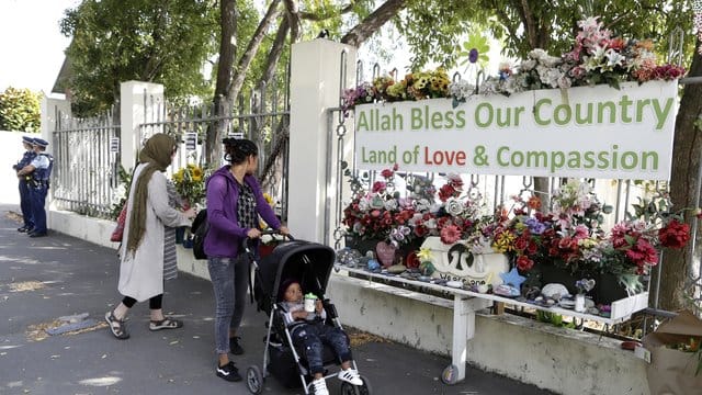 In Christchurch erinnern Blumen an die Opfer der Terroranschläge auf zwei Moscheen im März 2019. In Christchurch erinnern Blumen an die Opfer der Terroranschläge auf zwei Moscheen im März 2019.