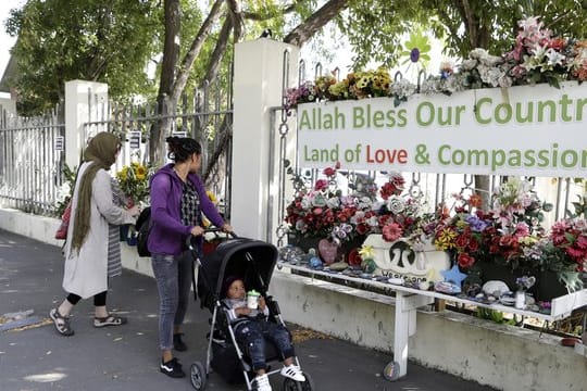 In Christchurch erinnern Blumen an die Opfer der Terroranschläge auf zwei Moscheen im März 2019.