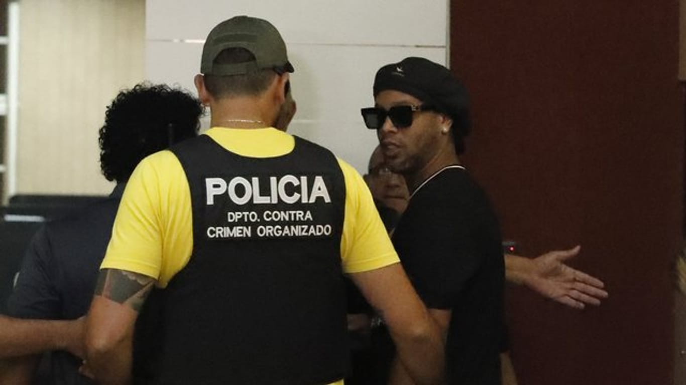 Wurde mit einem falschen Pass erwischt: Ex-Weltmeister Ronaldinho (r).