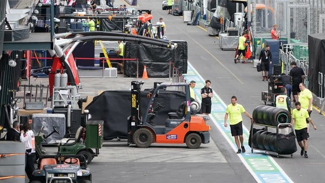 Aufbruch: Nach der Absage des Großen Preis von Australien bereiten die Teams in der Boxengasse ihre Abreise aus Melbourne vor.