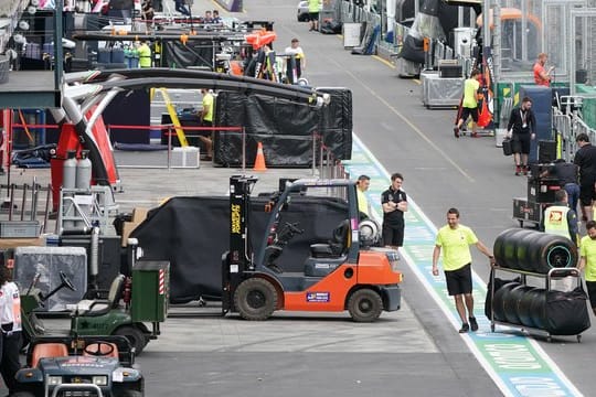 Aufbruch: Nach der Absage des Großen Preis von Australien bereiten die Teams in der Boxengasse ihre Abreise aus Melbourne vor.