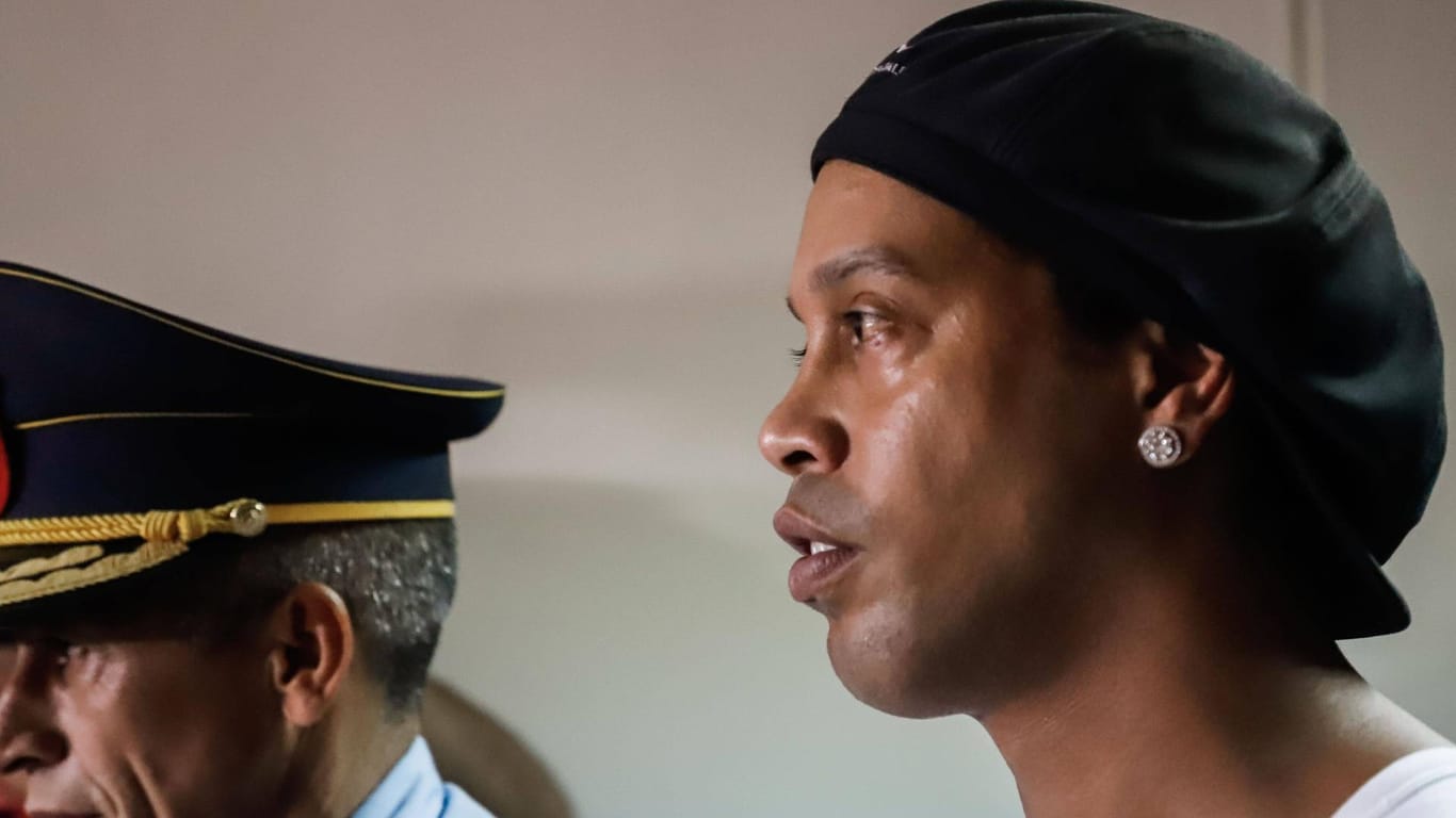 Antrag abgewiesen: Ronaldinho muss im Gefängnis bleiben.