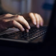 Ein Mann an einem Rechner (Symbolbild): Betrüger verschicken derzeit eine Betrugsmail im Namen von "t-online".