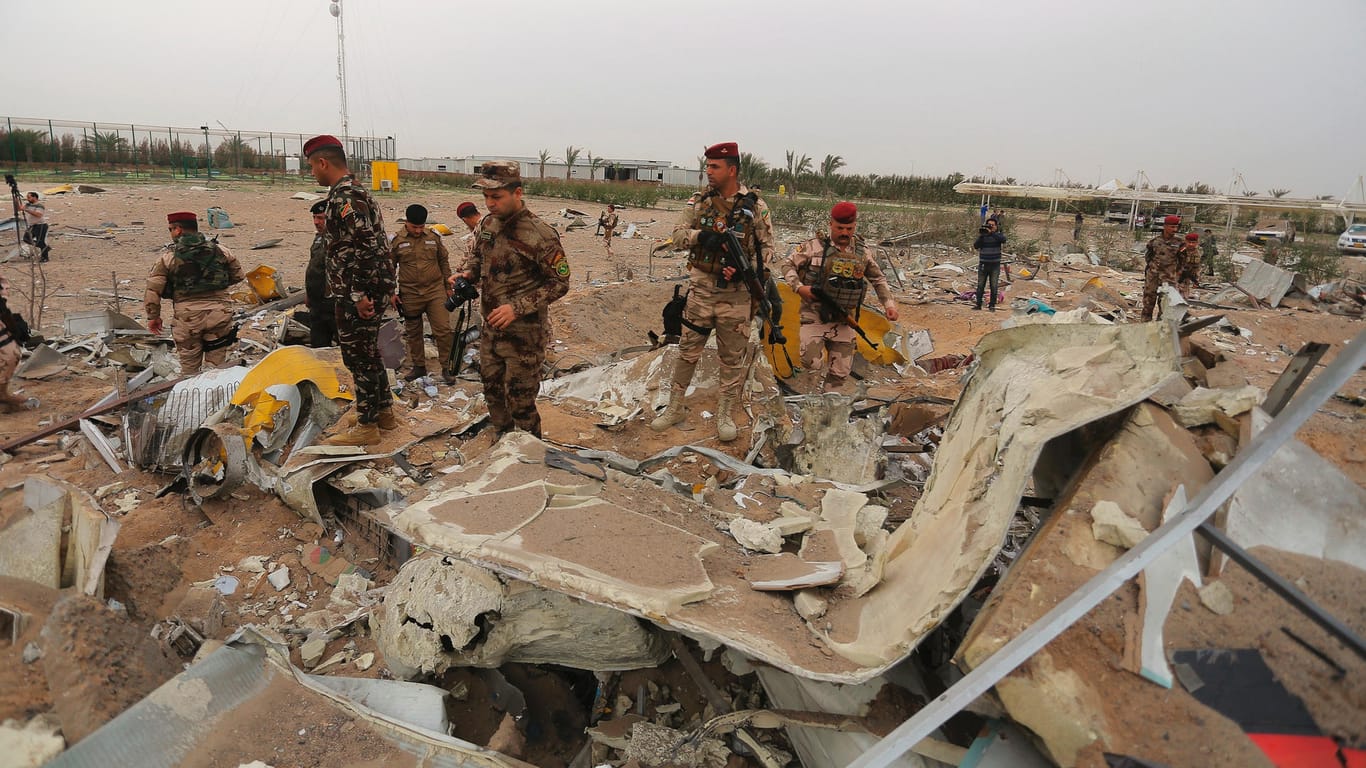 Soldaten untersuchen die Trümmer eines sich im Bau befindlichen Flughafenkomplexes, der bei einem US-Luftangriff zerstört wurde: Die USA hat hier einen Vergeltungsschlag ausgeführt.