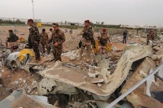 Soldaten untersuchen die Trümmer eines sich im Bau befindlichen Flughafenkomplexes, der bei einem US-Luftangriff zerstört wurde: Die USA hat hier einen Vergeltungsschlag ausgeführt.