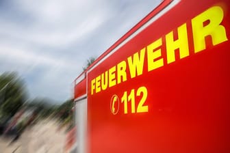 Einsatzwagen der Feuerwehr im Einsatz (Symbolbild): Der Schaden wird auf 150.000 Euro geschätzt.