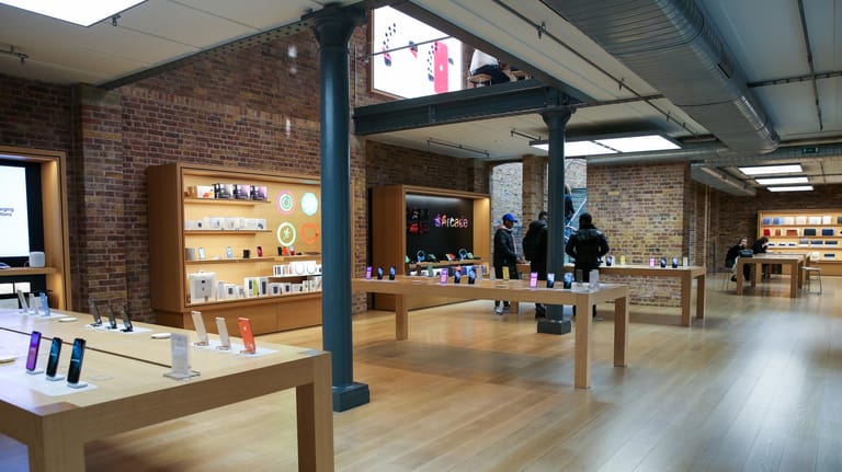 Ein Blick in einen leeren Apple Store in Covent Garden: Apple schließt wegen der Coronavirus-Ausbreitung alle seine Läden außerhalb Chinas für zwei Wochen.