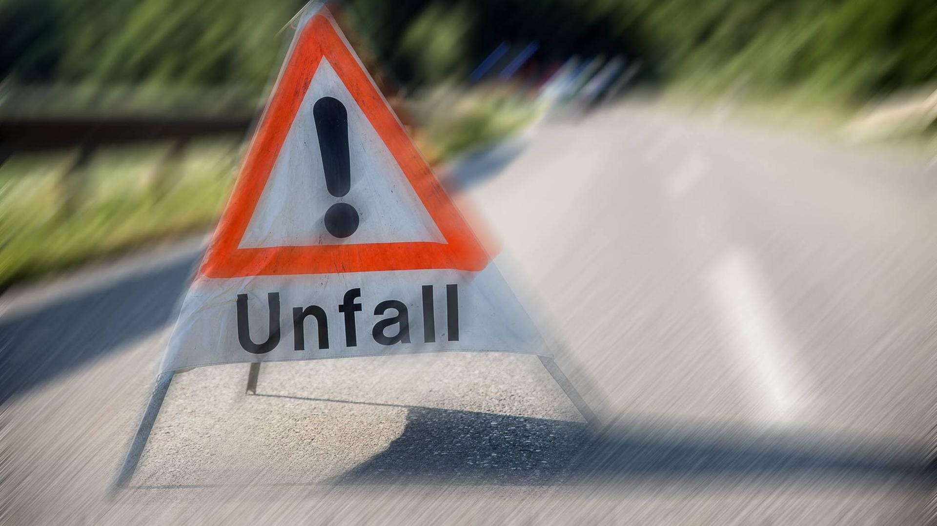 Abgesicherte Unfallstelle (Symbolbild): Die A60 war nach dem Unfall mehrere Stunden lang gesperrt. Abgesicherte Unfallstelle (Symbolbild): Die A60 war nach dem Unfall mehrere Stunden lang gesperrt.