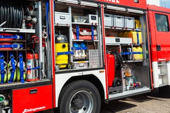 Gerätschaften der Feuerwehr in einem Einsatzfahrzeug (Symbolbild): Die Frau konnte nur mit einem Trennschleifer der Feuerwehr befreit werden.