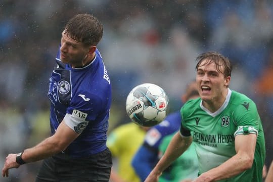 Befindet sich nach seinem positiven Corona-Test in Quarantäne: mit Timo Hübers (r).