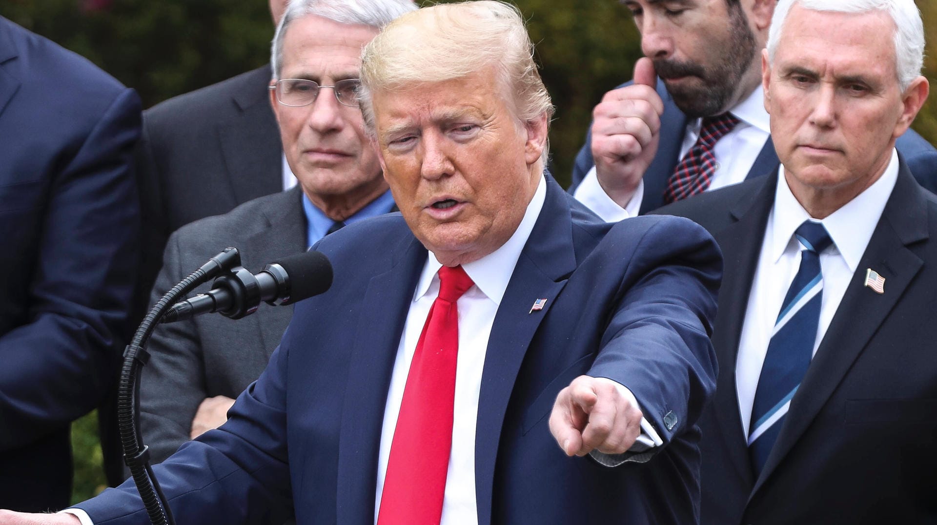 Donald Trump: Google entwickelt keineswegs eine nationale Webseite zur Bekämpfung des Coronavirus, wie es der US-Präsident behauptet hat. Donald Trump: Google entwickelt keineswegs eine nationale Webseite zur Bekämpfung des Coronavirus, wie es der US-Präsident behauptet hat.